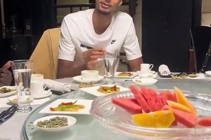 美女记者孟超此前晒穿文班球衣配文：他是你们的MVP吗？
