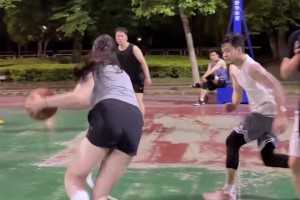 对美女的这个球有没有犯规呢？